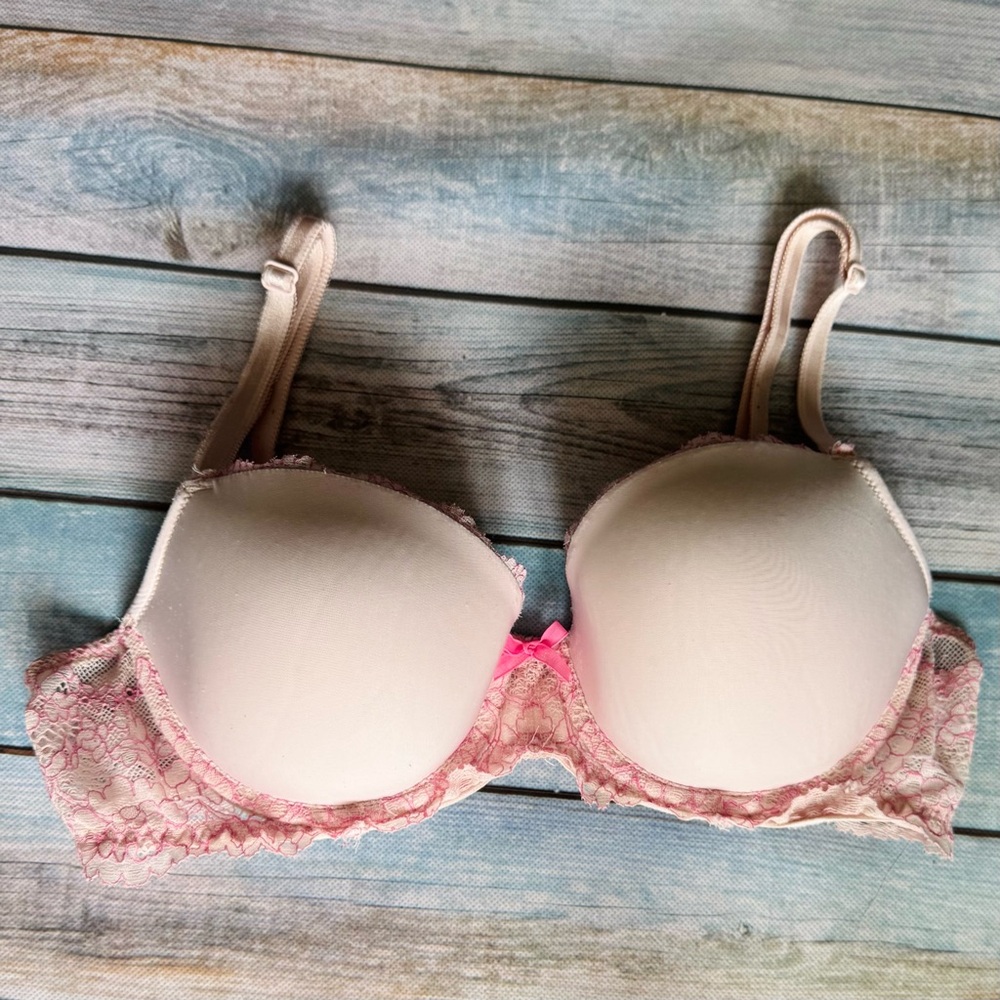 Victoria’s Secret 34C Elegant Lace Trimmed Bra in Cream and Pink